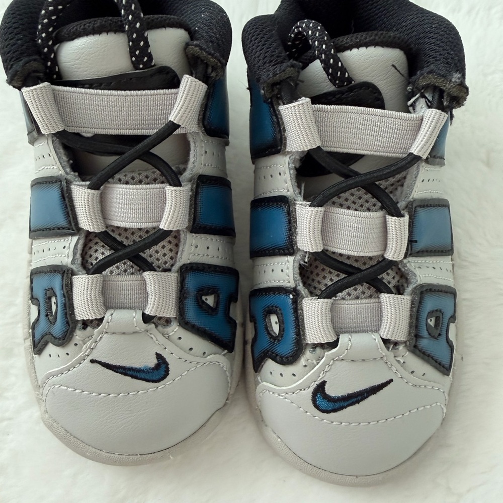 Nike Kids' Gray and Blue Sneakers New in a box size 7 boys